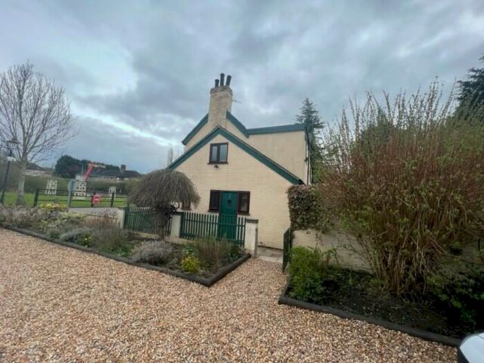 3 Bedroom Cottage To Rent In Bridge House, Overseal, DE12