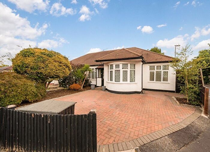 3 Bedroom Bungalow For Sale In Redfern Avenue, Whitton, TW4