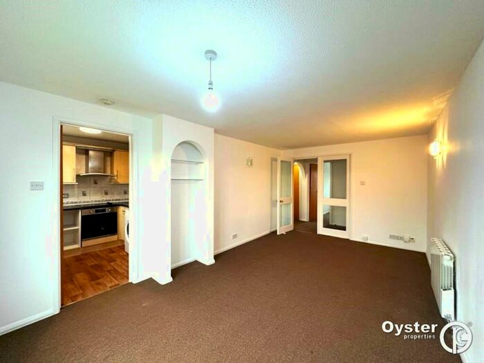 2 Bedroom Flat To Rent In Maltby Drive, Enfield, EN1