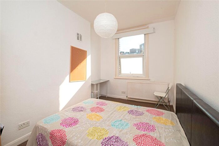 Apartment To Rent In Crayford Road, Islington, London, N7