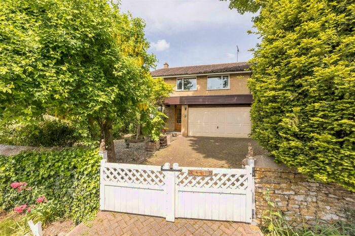 4 Bedroom Detached House For Sale In Bainton Road, Bucknell, OX27