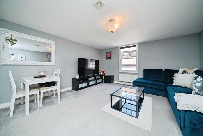 1 Bedroom Flat For Sale In High Street, Leatherhead, Surrey, KT22