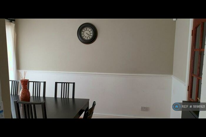 3 Bedroom End Of Terrace House To Rent In Pattocks, Basildon, SS14