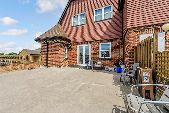 2 Bedroom Flat For Sale In Queens Road, Welling, Kent, DA16