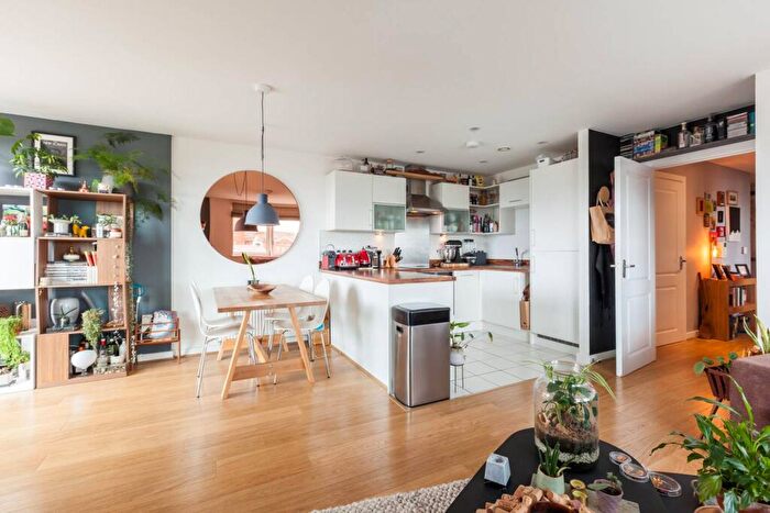 2 Bedroom Flat To Rent In Wick Lane, Bow, London, E3