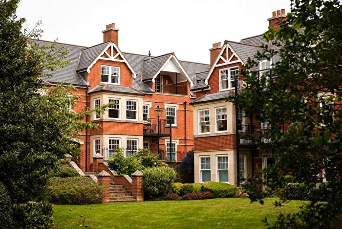 2 Bedroom Flat For Sale In Westlecot Road, Swindon, Wiltshire, SN1
