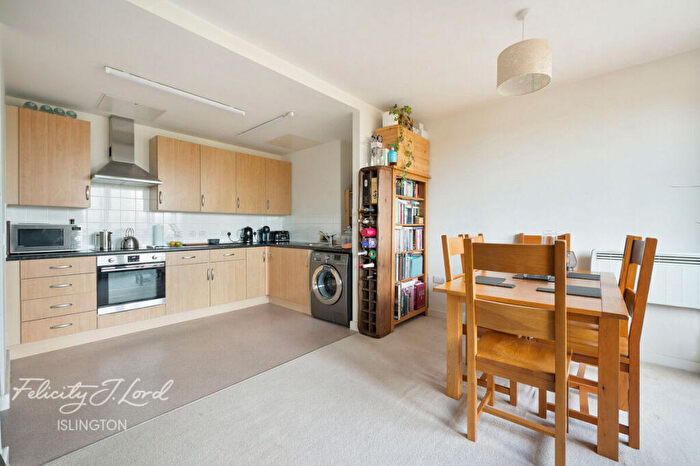 2 Bedroom Flat For Sale In Drayton Park, London, N5