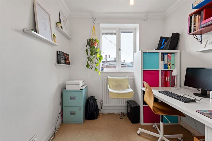 3 Bedroom Semi-detached House For Sale In Knox Close, Norwich, NR1