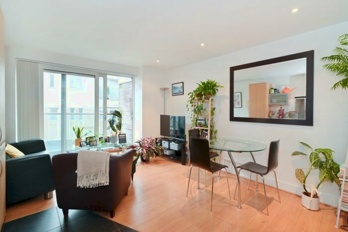 2 Bedroom Flat To Rent In Meridian Court, East Lane, London, SE16