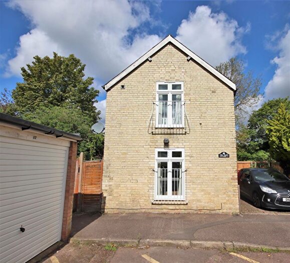 2 Bedroom Property To Rent In The Barn Cottage, Tenby Close, Cambridge, CB1