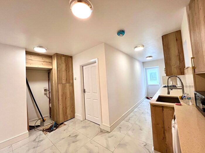 5 Bedroom End Of Terrace House To Rent In Spencer Road, Slough, SL3