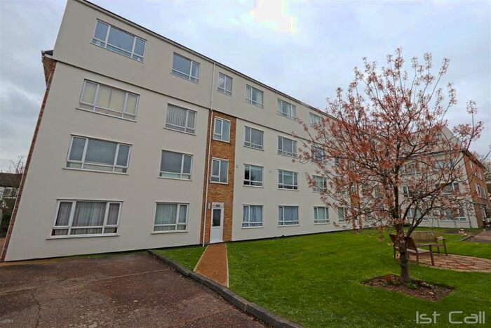 2 Bedroom Flat To Rent In Southbourne Grove, Westcliff-On-Sea, SS0