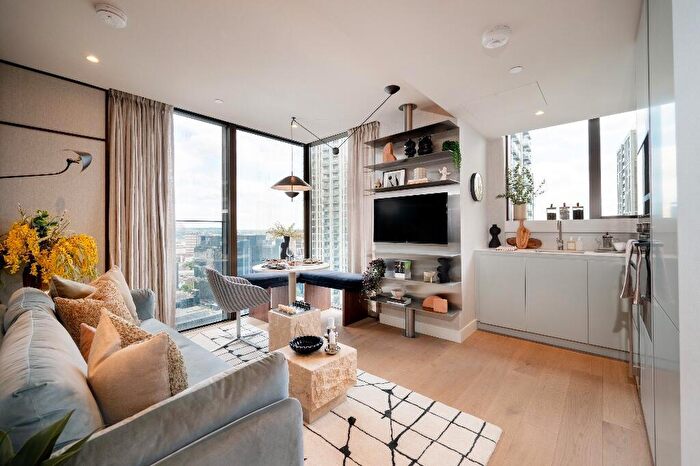 2 Bedroom Apartment For Sale In South Quay Plaza, Canary Wharf, London, E14