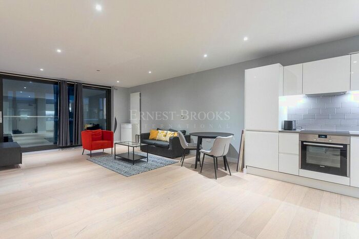 2 Bedroom Flat To Rent In Summerston House, Starboard Way, Royal Docks, E16