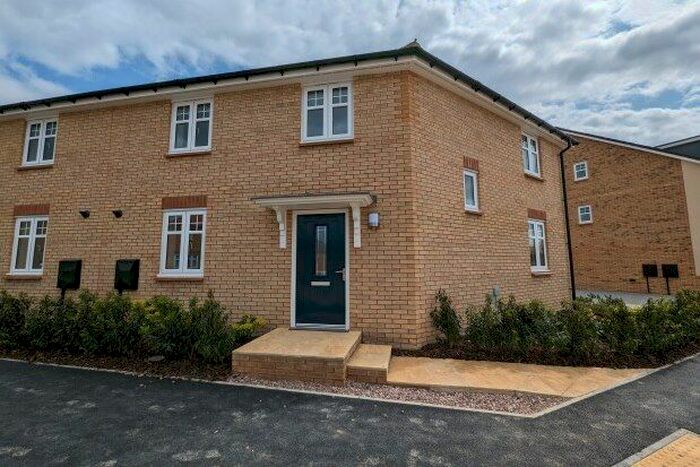 3 Bedroom Semi-Detached House To Rent In Willowsway Road, Bedford, MK42