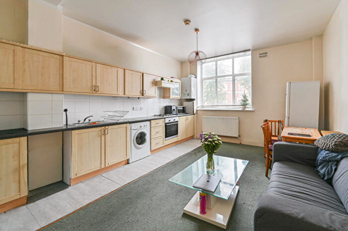 1 Bedroom Apartment To Rent In Lewisham Way, - Lewisham Way, London, SE14
