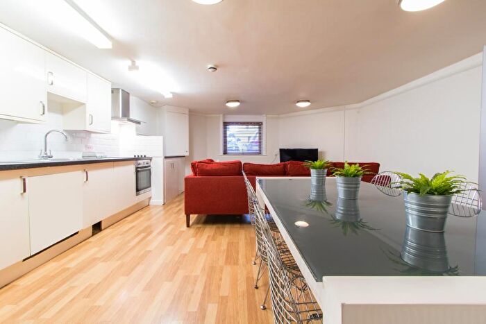 6 Bedroom Flat To Rent In Ladybarn Road, Manchester, M14