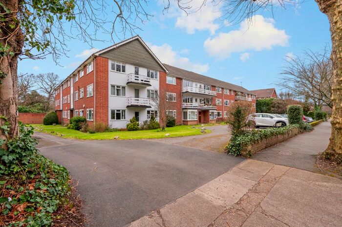 1 Bedroom Flat To Rent In Lovelace Gardens, Surbiton, KT6
