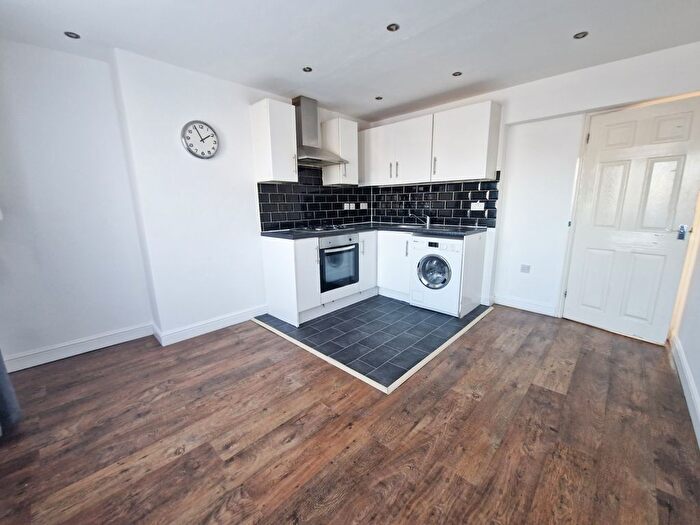 2 Bedroom Flat To Rent In Waddington Street, Stratford, London, Pj, Uk, E15