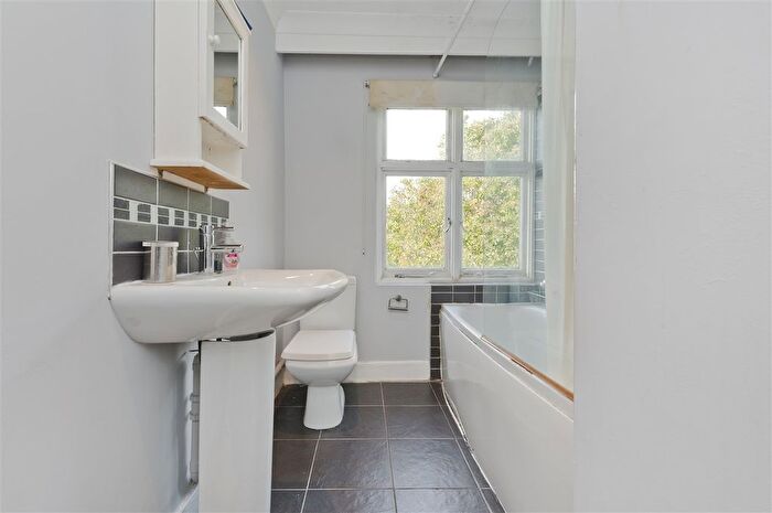 2 Bedroom Flat To Rent In Cathnor Road, London, W12