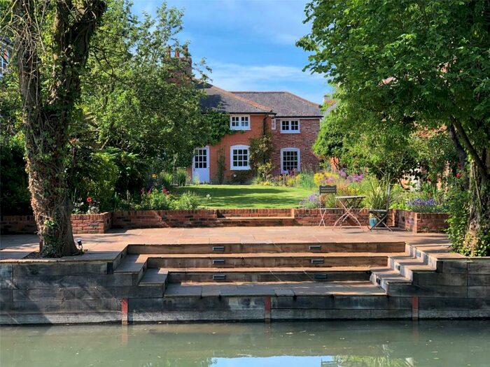 4 Bedroom Detached House For Sale In Colt Hill, Odiham, Hampshire, RG29