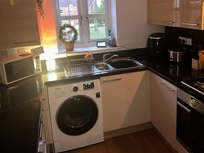 1 Bedroom Property To Rent In Shinewater Park, Kingswood, HU7