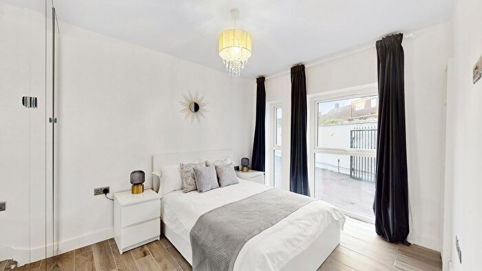 1 Bedroom Flat To Rent In Flat Dawlish Drive, Pinner, HA5