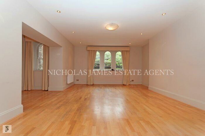 3 Bedroom Flat To Rent In The Green, Southgate, London, N14