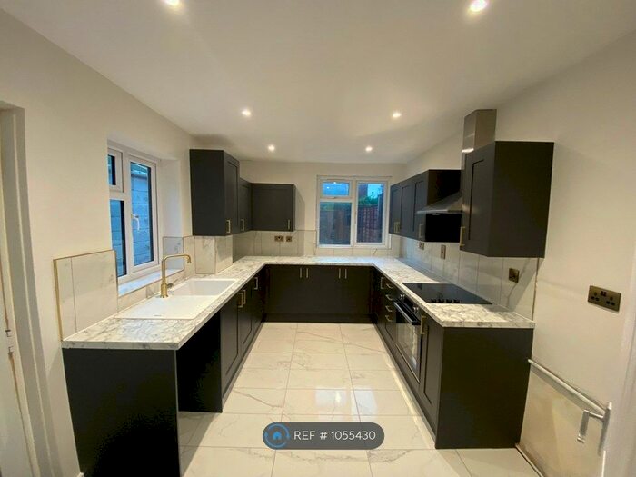 3 Bedroom End Of Terrace House To Rent In Grove Road, Southampton, SO15