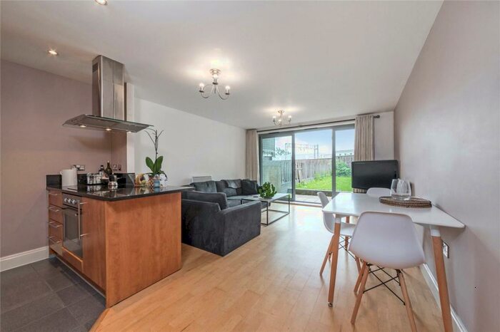 2 Bedroom Flat To Rent In Regents Park Road, London, NW1
