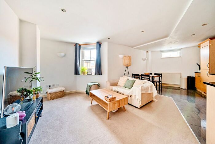 1 Bedroom Flat To Rent In High Street, Esher, KT10