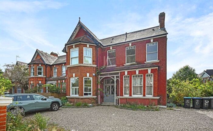 3 Bedroom Flat To Rent In Walm Lane, Mapesbury, London, NW2