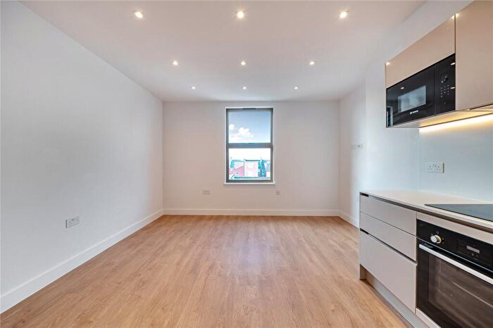 3 Bedroom Apartment To Rent In Cricklewood Broadway, London, NW2