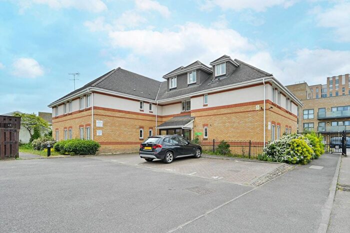 2 Bedroom Flat For Sale In Dominion Close, Hounslow, TW3