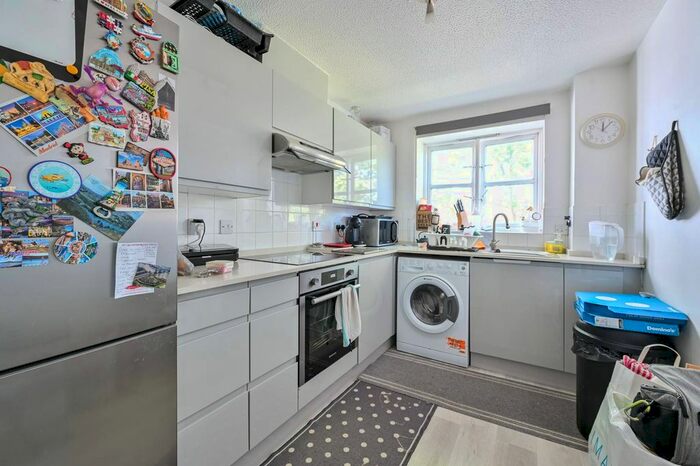 2 Bedroom Flat To Rent In Fern Walk, Bermondsey, London, SE16