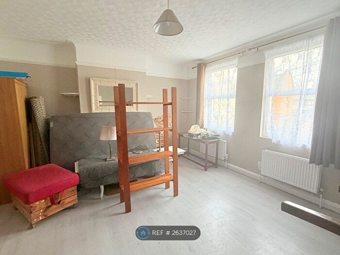 2 Bedroom Flat To Rent In Belton Road, London, NW2