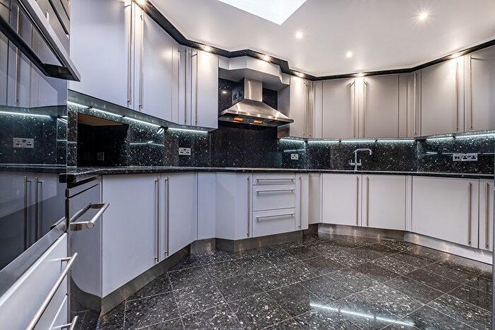 3 Bedroom Flat To Rent In Nine Elms Lane, London, SW8