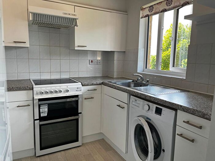 1 Bedroom Flat To Rent In Cotswold Way, Worcester Park, KT4