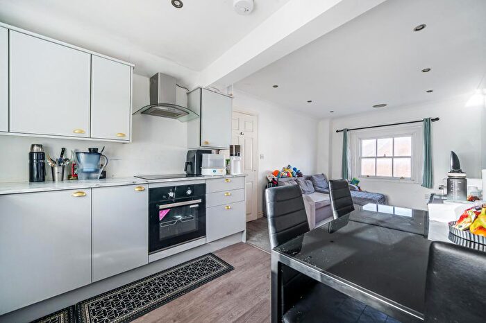 2 Bedroom Flat For Sale In Newbury, Berkshire, RG14