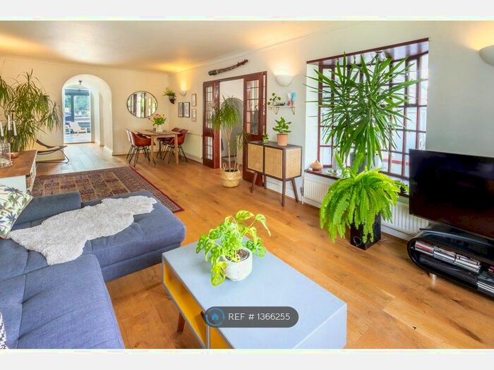 3 Bedroom Semi-Detached House To Rent In Downsview Road, London, SE19