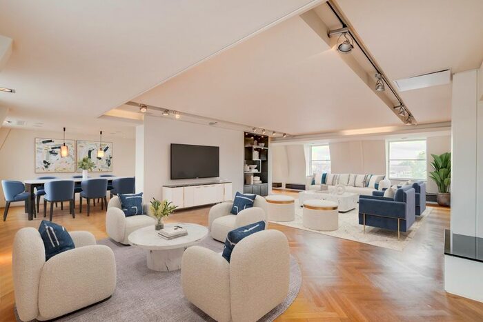 3 Bedroom Flat To Rent In Luxborough Street, Marylebone, London, W1U