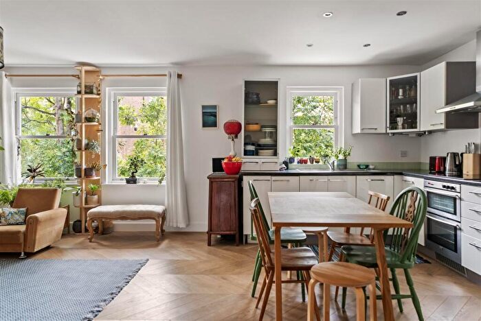 2 Bedroom Flat For Sale In Albion Road, London, N16