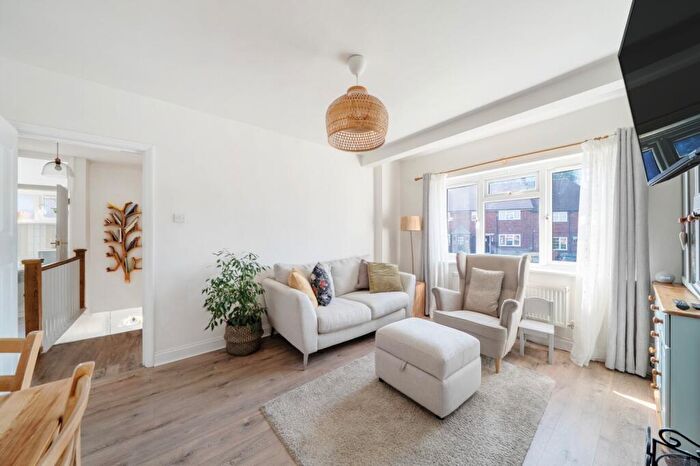 3 Bedroom Maisonette To Rent In Churchbury Road, Eltham, SE9