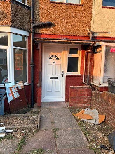 3 Bedroom Terraced House To Rent In Shelley Road, Luton, Bedfordshire, LU4