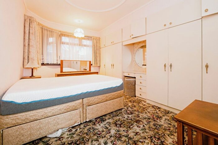 2 Bedroom Bungalow For Sale In Fairfield Close, Hornchurch, RM12