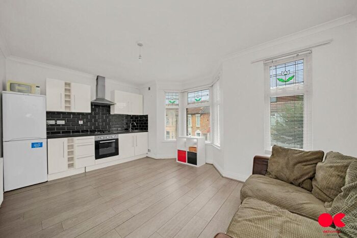 3 Bedroom Flat To Rent In Ashville Road, Leytonstone, E11