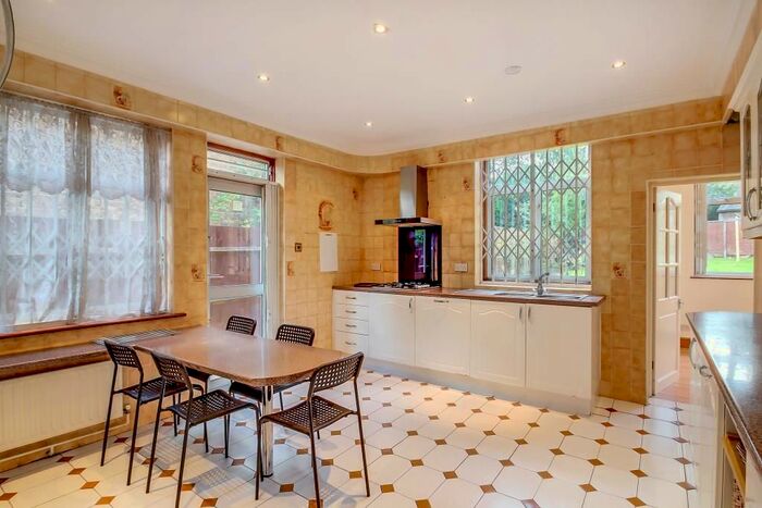 6 Bedroom Detached House To Rent In Garrick Drive, London, NW4