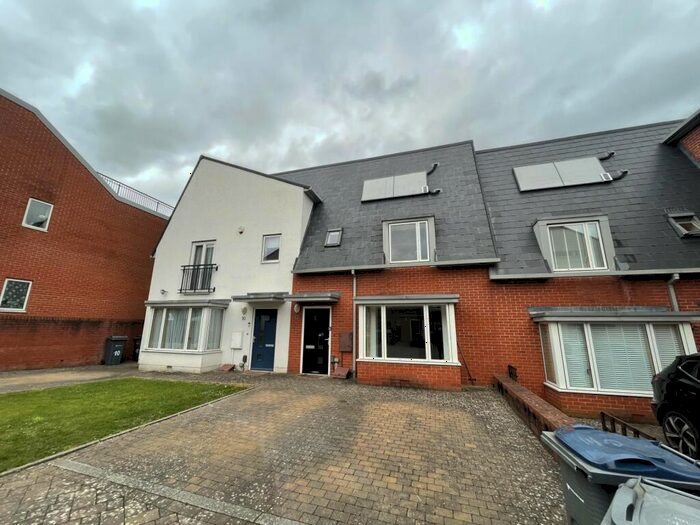 3 Bedroom Semi-Detached House To Rent In Pecan Place, Birmingham, West Midlands, B29