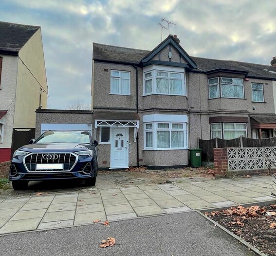 3 Bedroom End Of Terrace House To Rent In Rush Green Road, Romford RM7