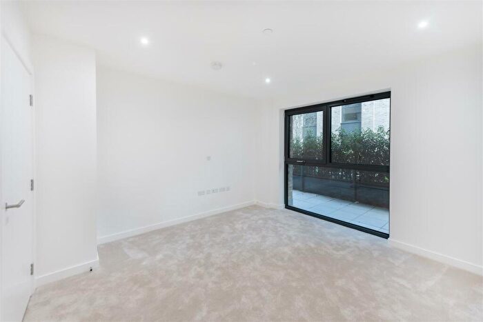 2 Bedroom Apartment To Rent In Anax Street, London, N4